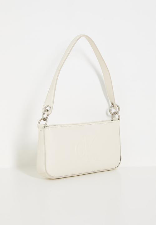 Calvin Klein - Sculpted shoulder pouch25 deboss - off white