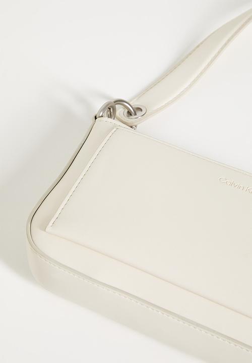 Calvin Klein - Sculpted shoulder pouch25 deboss - off white