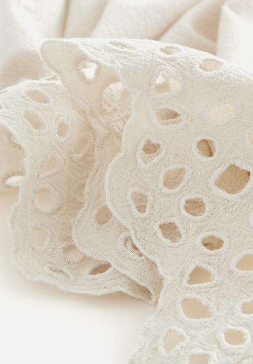 H&M - Broderie anglaise table runner - light beige