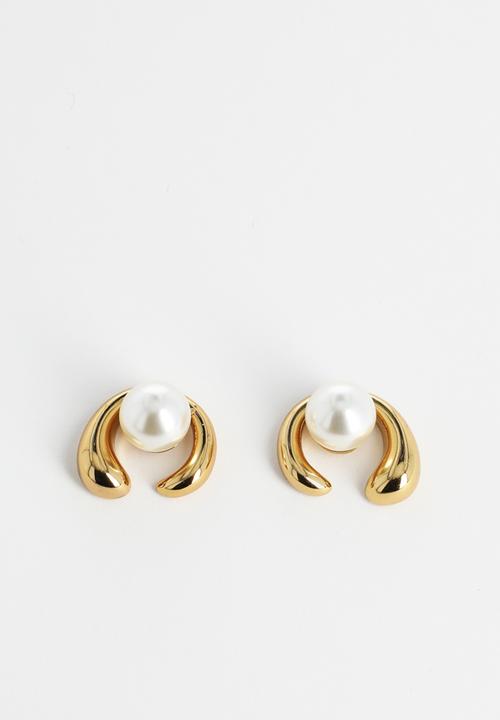 Zoe on Trend - Elegant curved pearl earrings - gold