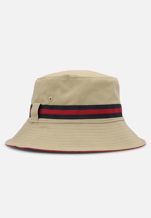 POLO - Monogram Reversible Bucket Hat - Stone/Red