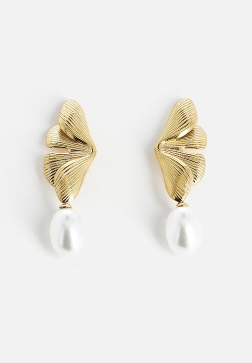 Zoe on Trend - Stylish pearl designer earrings - gold
