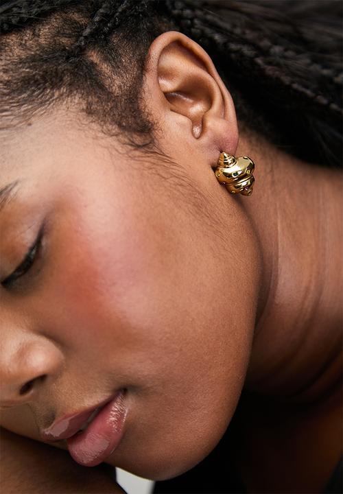 Zoe on Trend - Trendy seashell earrings - gold