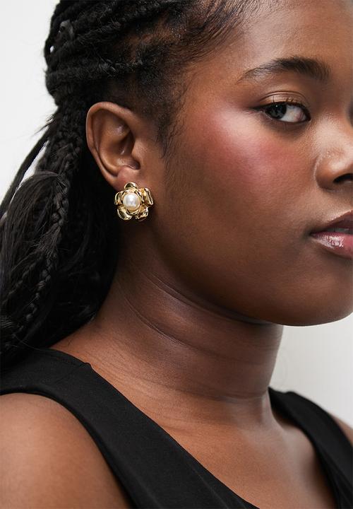 Zoe on Trend - Flower and pearl earrings - gold
