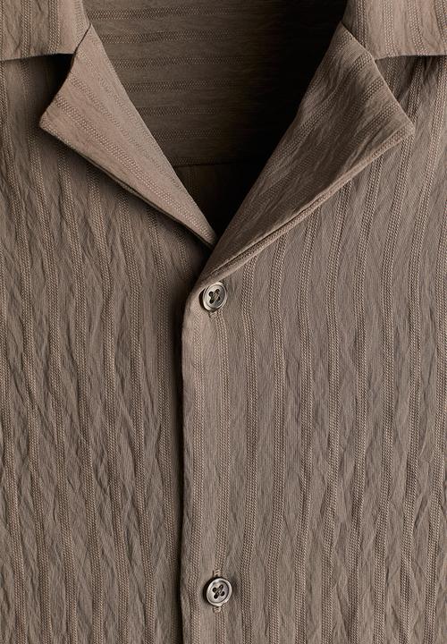 H&M - Loose fit crinkled resort shirt - dusty brown