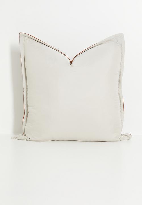 Grey Gardens - Vevo Cushion Cover - Deep Red