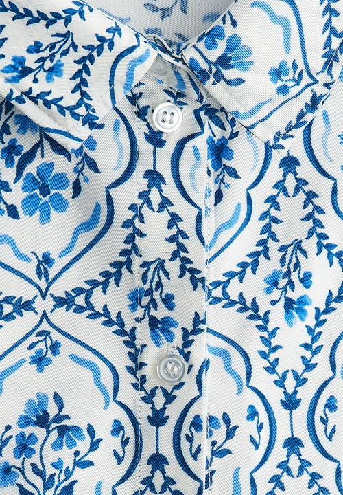 H&M - Short-sleeved twill shirt - white/blue patterned 