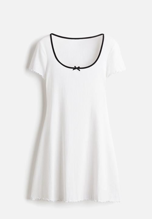H&M - Overlock-detail flared-skirt dress - white