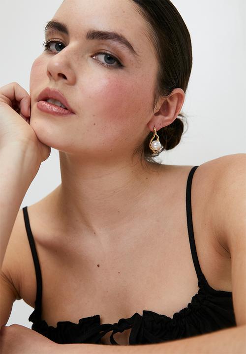 Zoe on Trend - Organic pearl earrings - gold