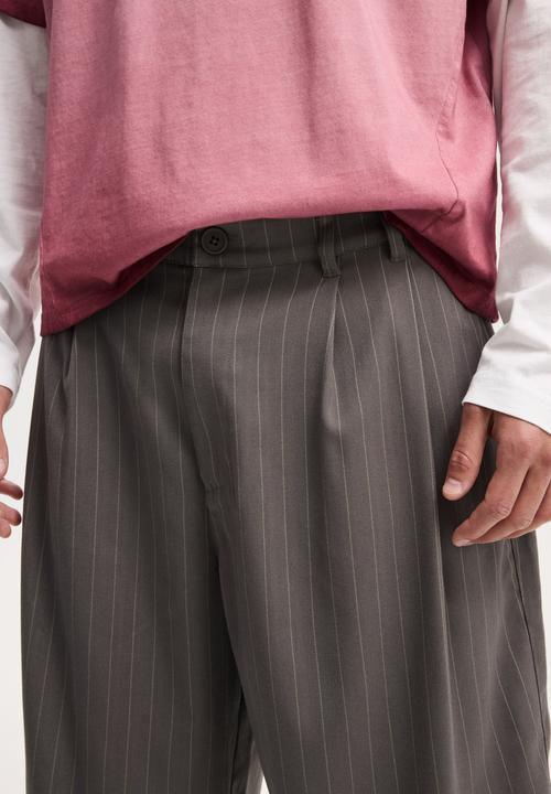 Cotton On - Super Baggy Pleated Short - Charcoal Pinstripe