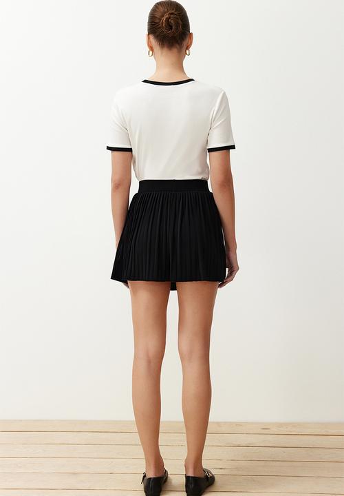 Trendyol - Regular Elastic Waist Pleated Stretchy Mini Skirt with Shorts - Black