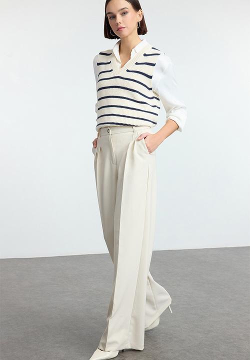 Trendyol - Pleated Wide Leg Woven Trousers - Ecru
