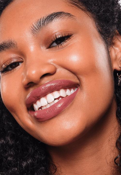 essence - Satin GLOW Luminous Shine Lipstick - 05 Chai There!
