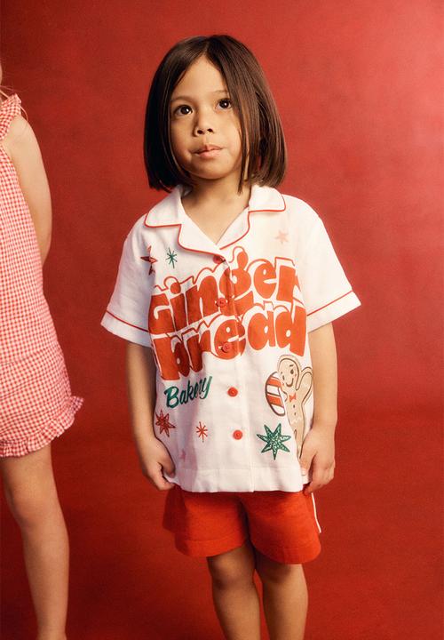Cotton On - Kids woven pj set family christmas - varsity red/gingerbread bakery