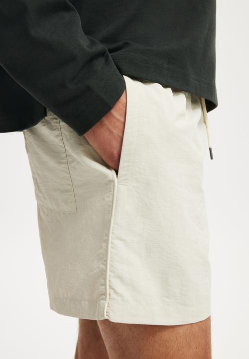 Cotton On - Everyday Short Short - Bone Piping