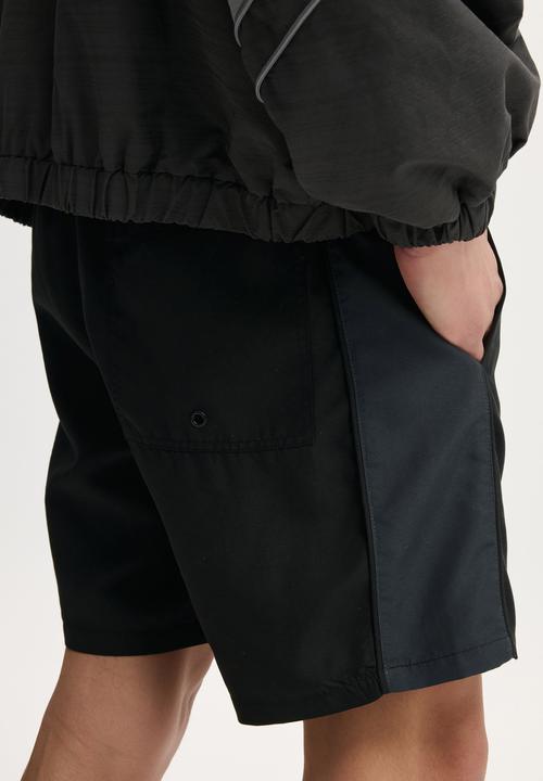 Cotton On - Nomad Baggy Short - Black Side Panel