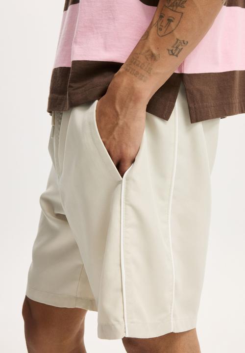 Cotton On - Nomad Baggy Short - Ecru Side Panel