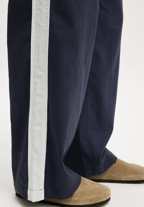Cotton On - Super Baggy Easy Pant - Navy/Stone Side Stripe