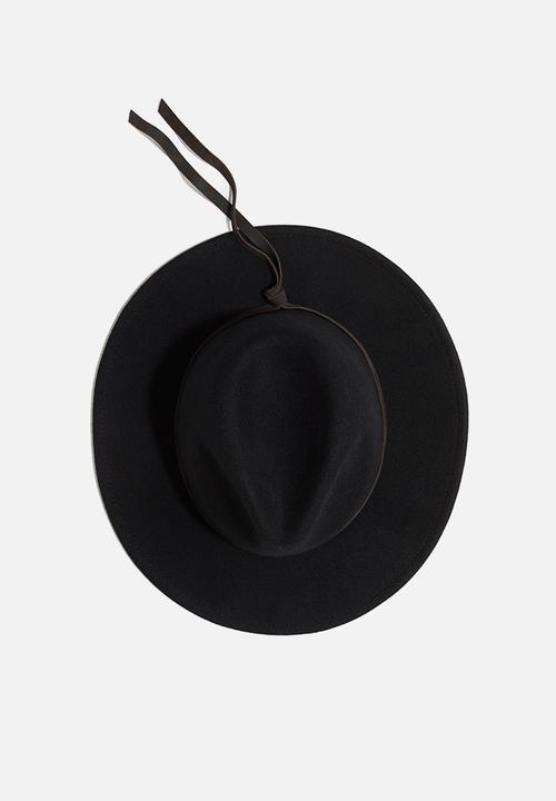H&M - Lorena Saravia H&M: Western-inspired wool hat - black