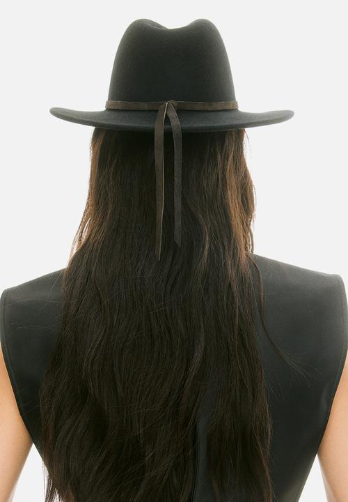 H&M - Lorena Saravia H&M: Western-inspired wool hat - black
