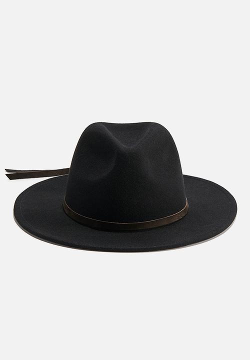 H&M - Lorena Saravia H&M: Western-inspired wool hat - black