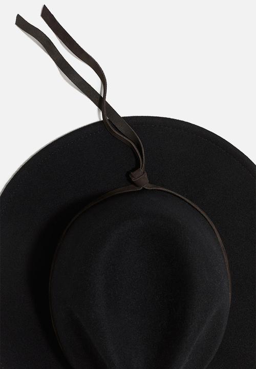 H&M - Lorena Saravia H&M: Western-inspired wool hat - black