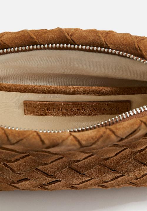 H&M - Lorena Saravia H&M: Braided suede clutch - brown