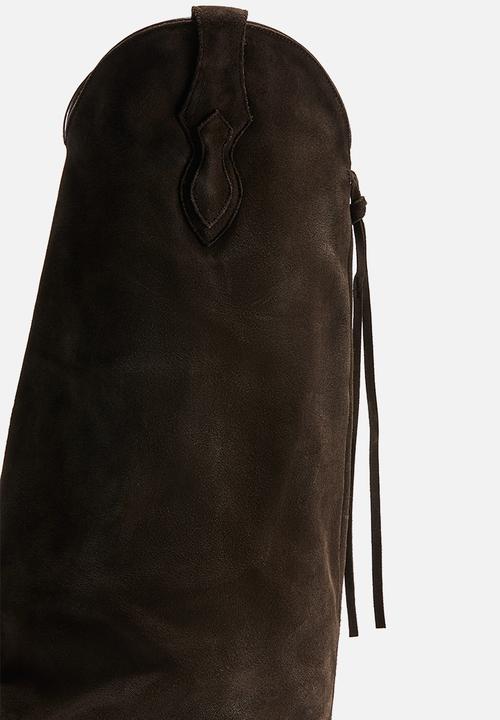 H&M - Lorena Saravia H&M: Western-inspired suede boots - brown