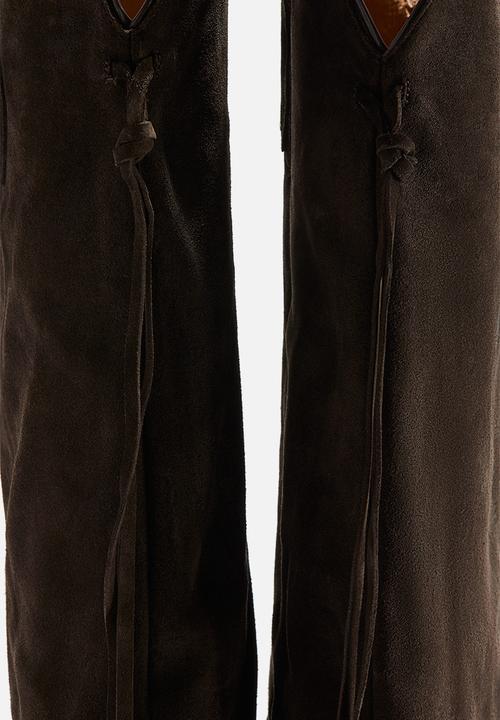 H&M - Lorena Saravia H&M: Western-inspired suede boots - brown