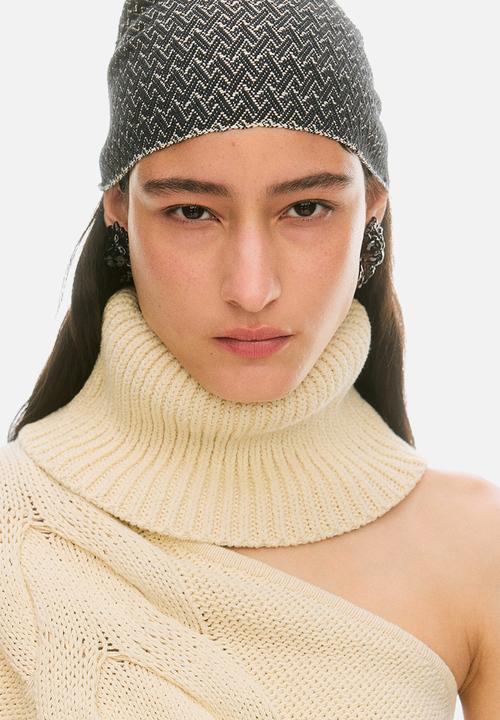 H&M - Lorena Saravia H&M: Asymmetric turtleneck jumper - beige