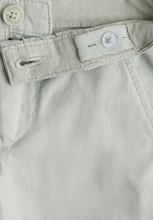 H&M - Cotton chino shorts - sage green
