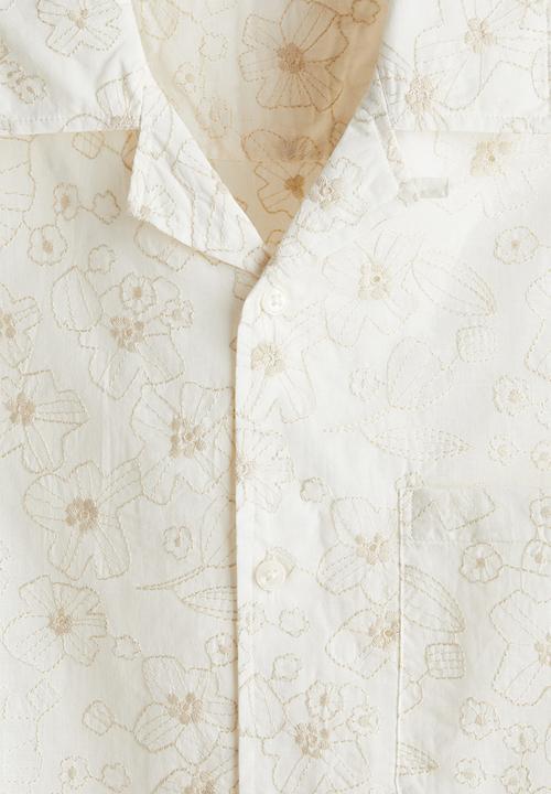 H&M - Regular fit embroidered resort shirt - white floral 