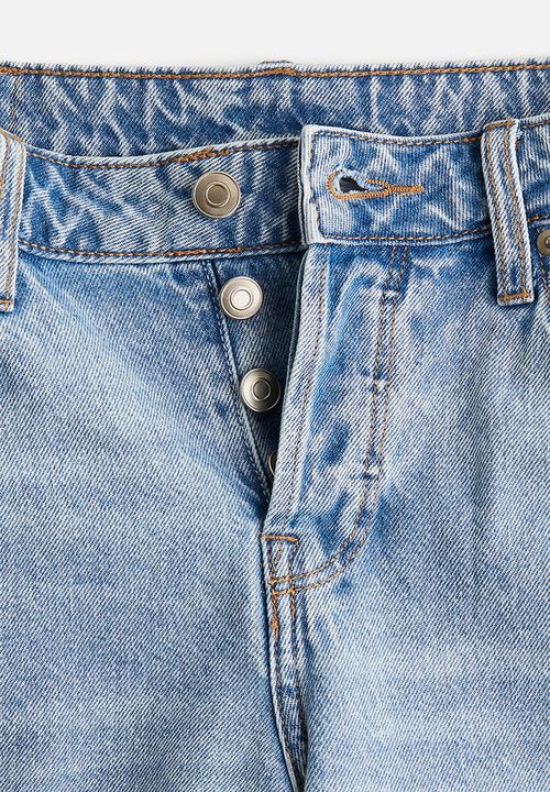H&M - Low knee-length denim shorts - light denim blue