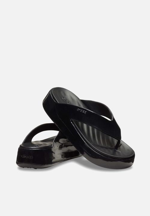 Crocs - Getaway way platform patent flip - black