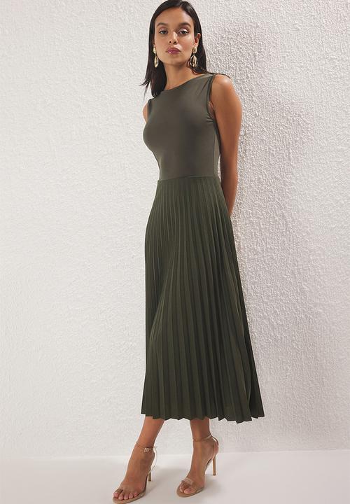 Trendyol - Sleeveless Crew Neck Pleated Elastic Midi Knit Dress - Khaki