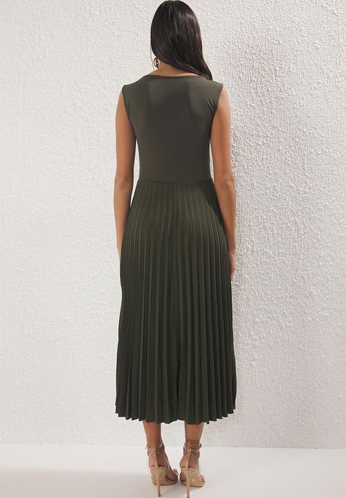 Trendyol - Sleeveless Crew Neck Pleated Elastic Midi Knit Dress - Khaki