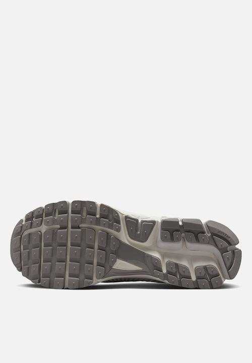 Nike - Zoom Vomero 5