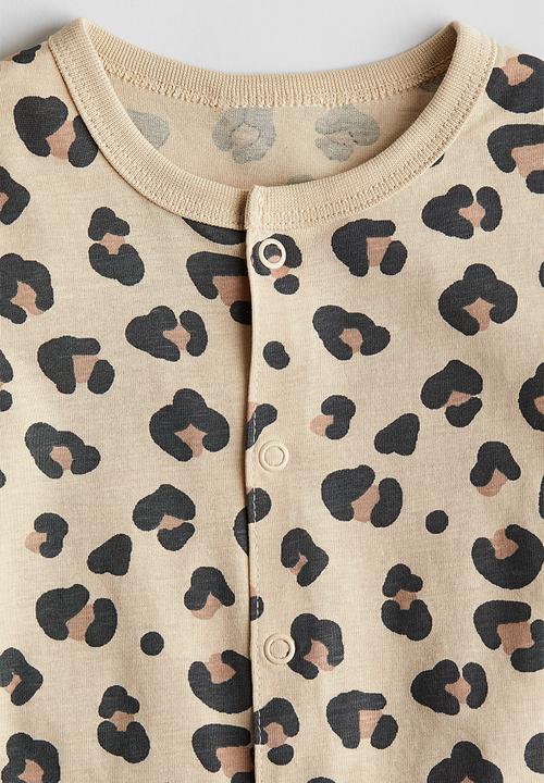 H&M - Patterned all-in-one pyjamas - beige/leopard-print