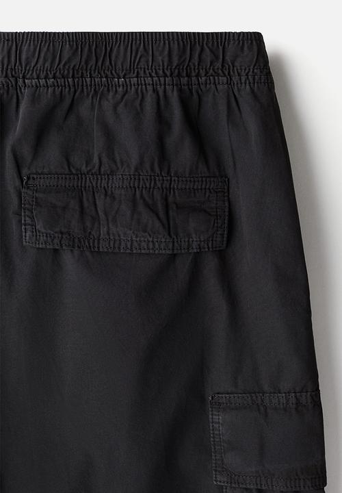 H&M - Loose fit cargo shorts - black