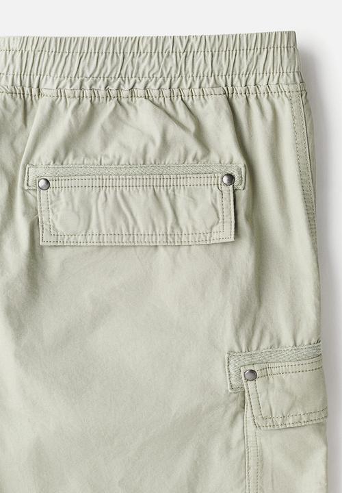 H&M - Relaxed fit cargo shorts - pistachio green