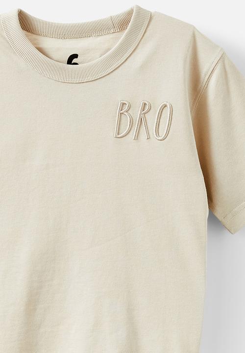 Cotton On - Jonny short sleeve graphic print tee - rainy day/bro
