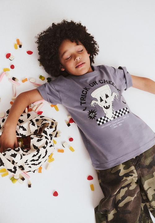 Cotton On - Jonny short sleeve graphic print tee - steel/trick or cheese