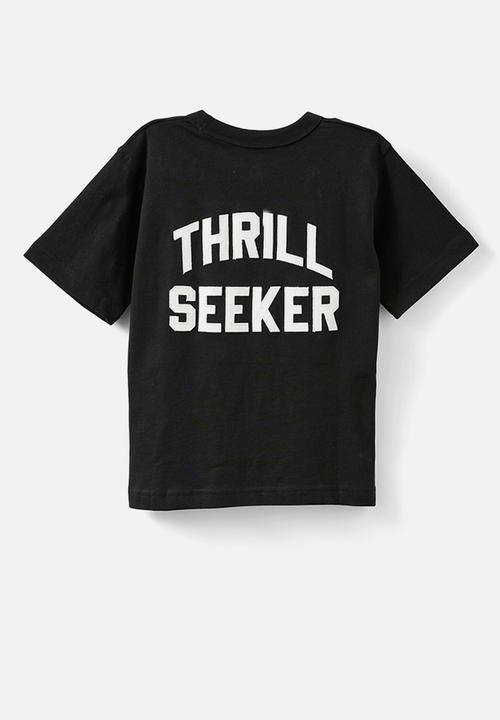 Cotton On - Jonny short sleeve graphic print tee - black/thrill seeker 1989
