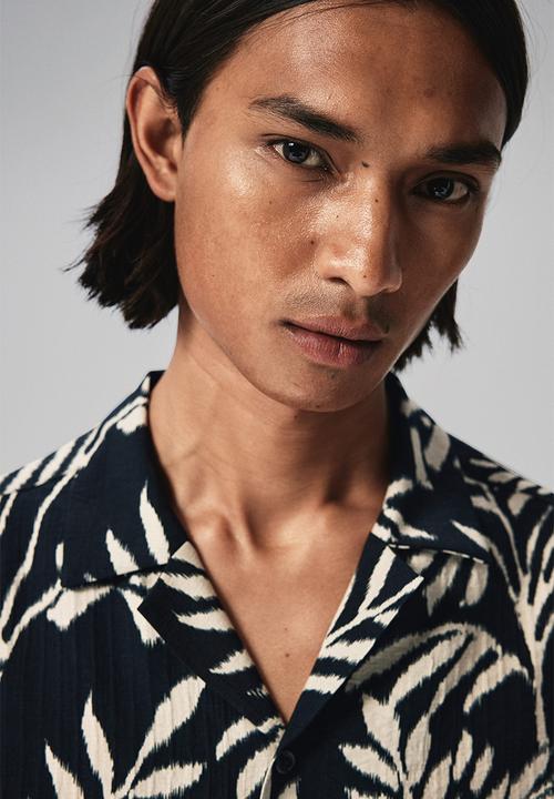H&M - Regular fit resort shirt - black leaf-patterned