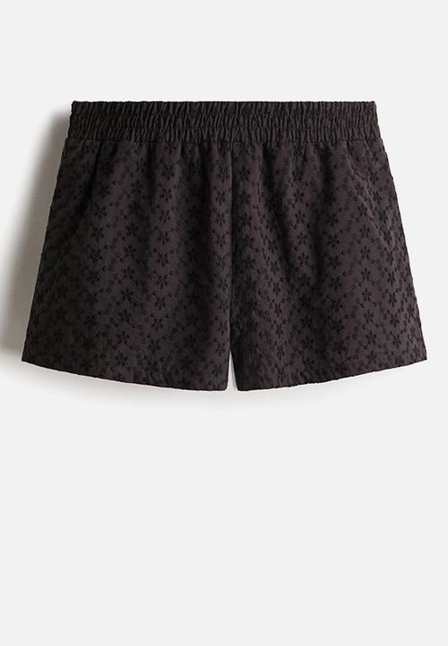 H&M - High-waisted broderie anglaise shorts - black