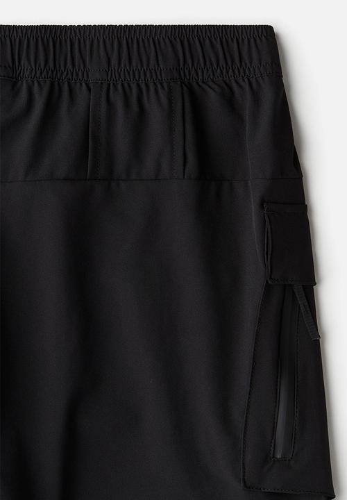 H&M - Mid-length cargo sports shorts with drymove™ - black