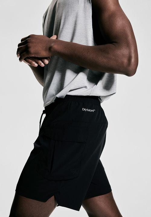 H&M - Mid-length cargo sports shorts with drymove™ - black