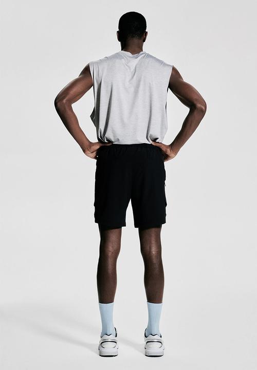 H&M - Mid-length cargo sports shorts with drymove™ - black