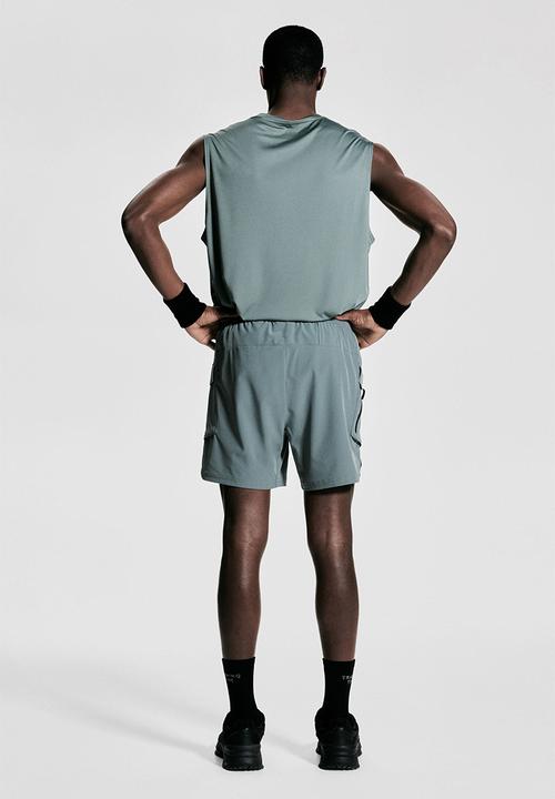 H&M - Mid-length cargo sports shorts with drymove™ - sage green