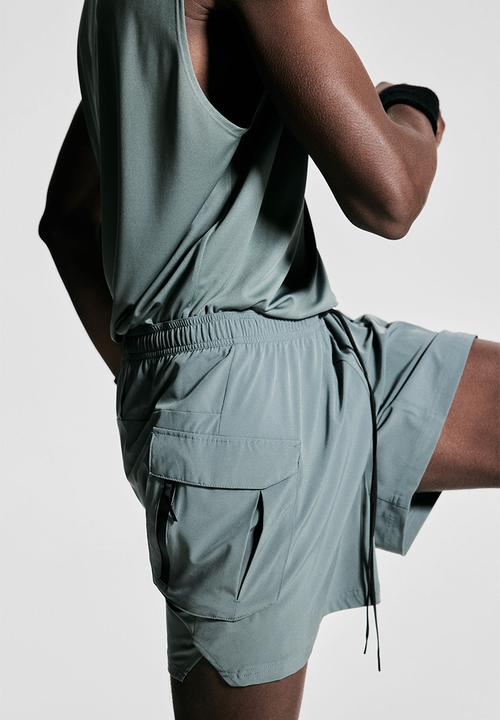 H&M - Mid-length cargo sports shorts with drymove™ - sage green